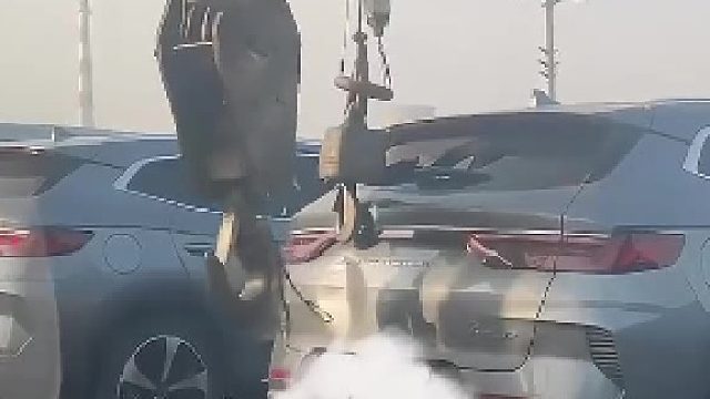 吊车的吊钩惯性砸上了前车，网友：一钩子连车带人都砸懵了