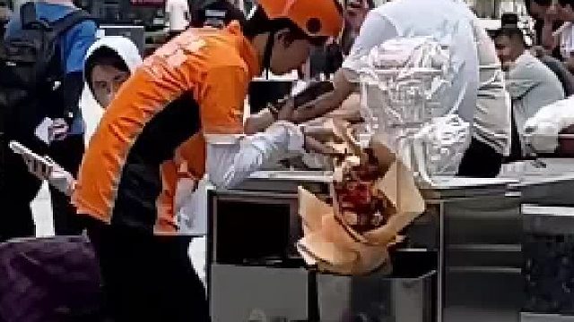 你说他穷吧，他请的起跑腿，说他有钱吧，送花都要在垃圾桶去捡