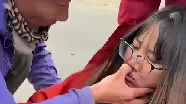 女孩下 山高反产生幻觉向导掐人中结果被女孩一拳打脸上！. .