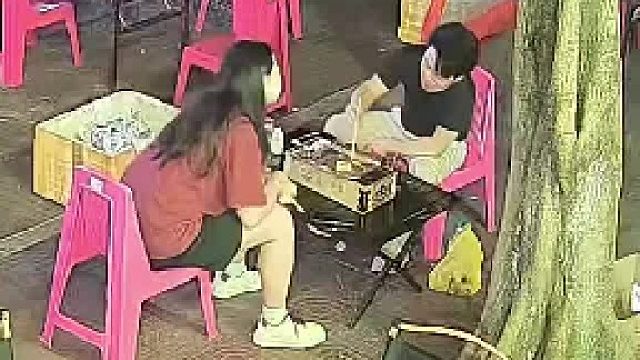 为什么一瓶啤酒四个杯子四个凳子