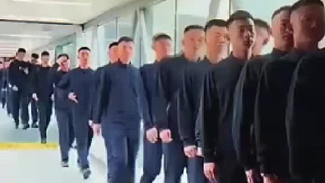 下飞机时遇到仪仗队员，站在原地害羞的不敢过去！