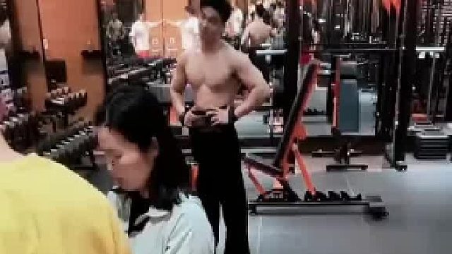 健身房女子发视频开美颜，光头硬汉入镜直接变萌萌哒