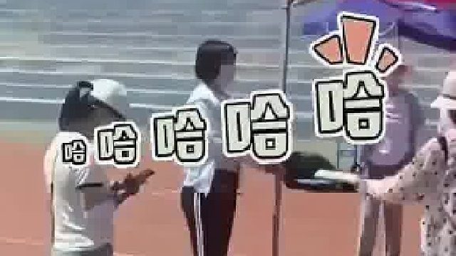 学校运动会需要遮阳伞 东北爸爸霸气登场 网友：这伞一出场气氛就烘托到位了