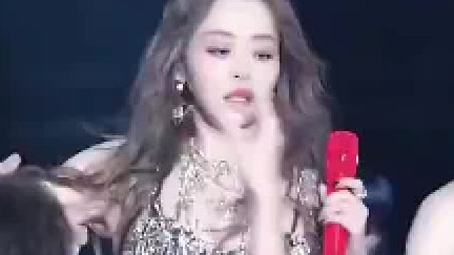 张靓颖演唱会，伴舞小哥将其扛在肩头，嘴角压都压不住