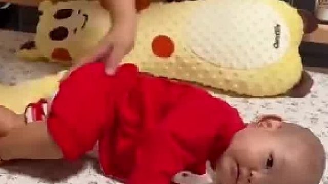 母亲吵醒熟睡儿子，爸爸只好使出看家本领，瞬间哄睡觉。  ​