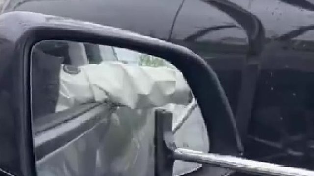 女子清理后视镜，把隔壁大哥的车也一起清理了