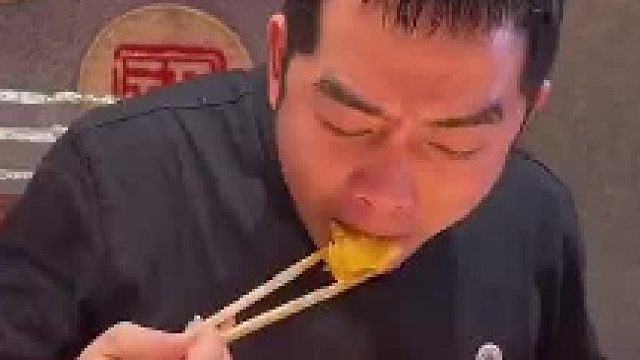 男子到哈尔滨吃铁锅炖要常温可乐，拿到手后看到满满一瓶冰沉默了