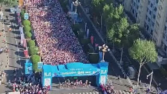 网友高空拍摄马拉松起跑，开始后前排的使劲跑 后排的人站在原地