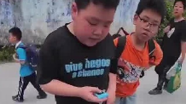 男子在小学门口摆摊卖吃的，来了个小孩哥除了年糕全包了