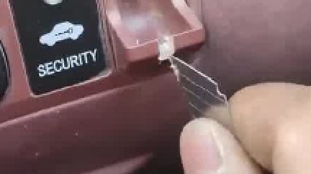 车主不明白车里的设计，稍微改装后变成了放充电线的地方
