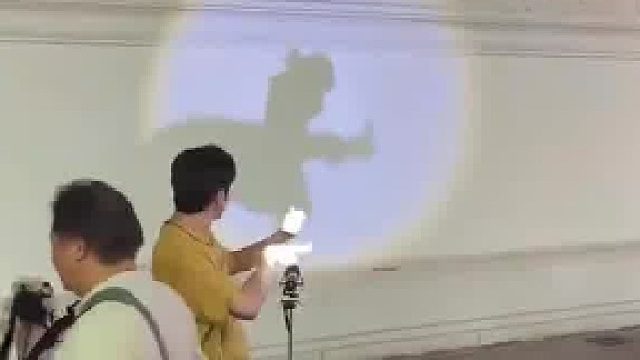 男子在西双版纳表演手影，引得路人纷纷停下观看，