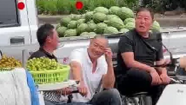 战甲在摊位上挑西瓜战甲在摊位上挑西瓜,随即抱着直接跑了 老板坐在一旁稳如泰山,