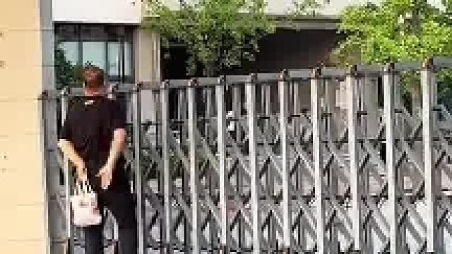 孩子一周住校5天 爸爸来看望两次，每次都在学生吃饭的必经之路等待女儿出现，拍摄者：初中三年他坚持了