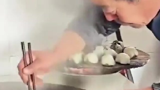 爸爸做好粘豆包俩女儿开口要二十个，爸爸扭头就走让她们自己捡。