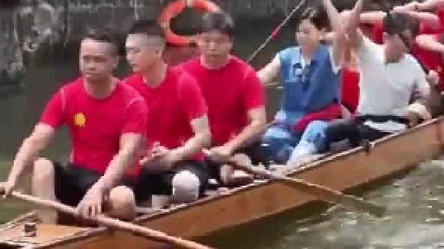 撒贝宁上龙舟摆好架势后，被“弹射起步”直接拖倒