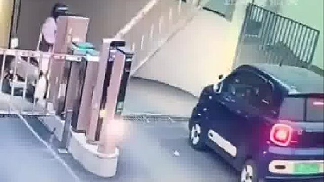 本想进入地下车库的小四轮，不料却成全了，三辆电瓶车