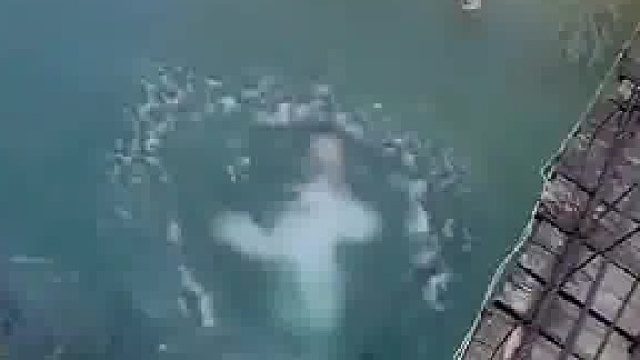 5米高跳台挑战，意外摔水