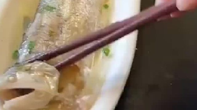 网友晒常州人吃刀鱼的仪式感，一秒脱骨太权威了