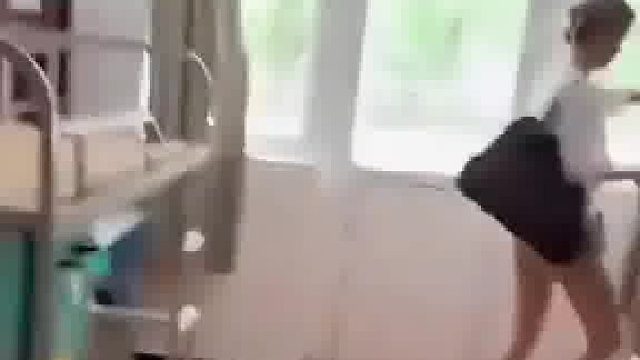 女孩打开宿舍门被惊呆了头回见中床下桌的