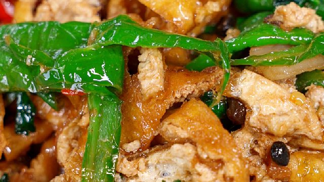 成本不到5块钱的青椒油豆腐，谁做谁知道它有多下饭