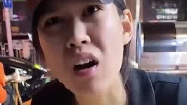 夫妻俩出门去吃夜宵，怀疑这老板是不是第一次摆摊