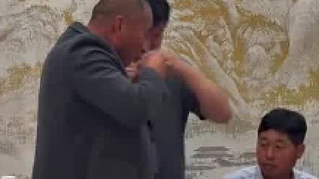 女生偷偷把爸爸的白酒换成水，悄悄拍下爸爸发现后的反应