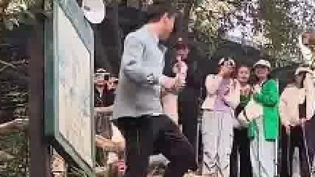 游客在重庆南山遭猴子飞踹，男子丝毫不怂，成功把猴子吓跑