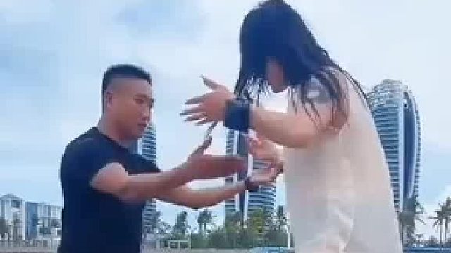 毕业后挑战水上飞人，跳上去就沉入水底，不敢睁开眼