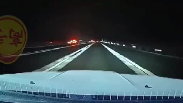 “前车变道惹祸端”