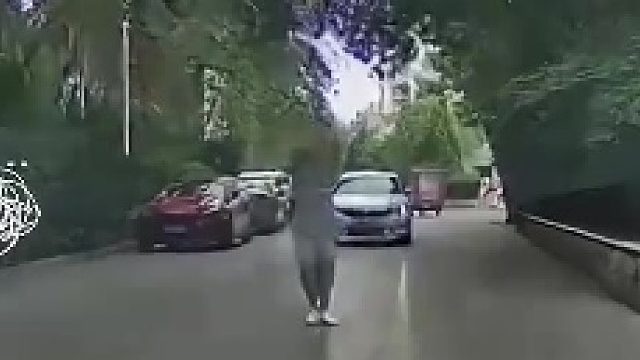 两边车都在退，司机心里慌得一批