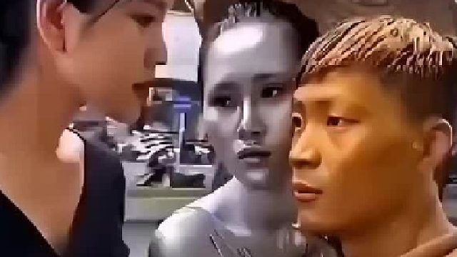 如果那个女的吻一下金色男的嘴，那位银色女会不会打起来啊