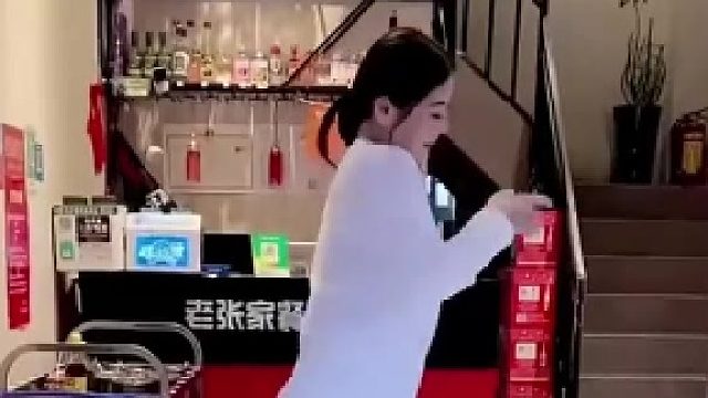 大哥居然撕了美女的裤腿，他说认错老婆了，最后真是误会