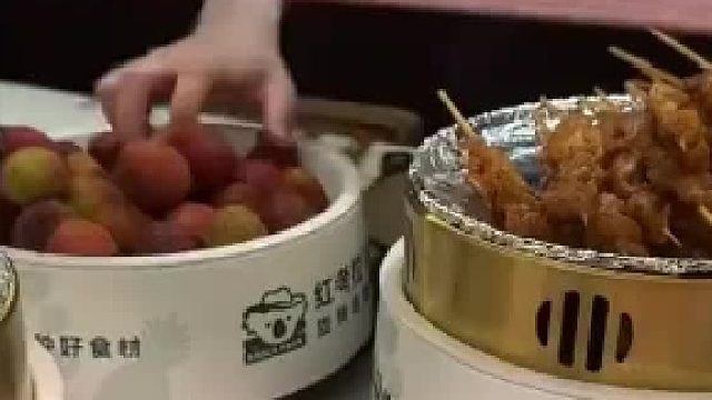 网友吃旋转自助烤肉，发现自己坐的位置有点吃亏，网友：这也太损了吧
