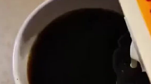 在可乐里面倒牛奶，会发生奇妙反应