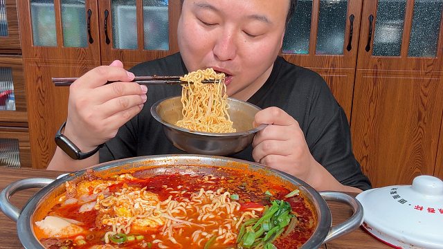 不知道该吃点啥，简单来个泡面吧，下期大家评论区点餐吧