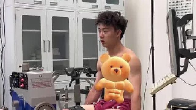 做等速肌力测试，器械带动男子腿伸展时，男子瞬间红温