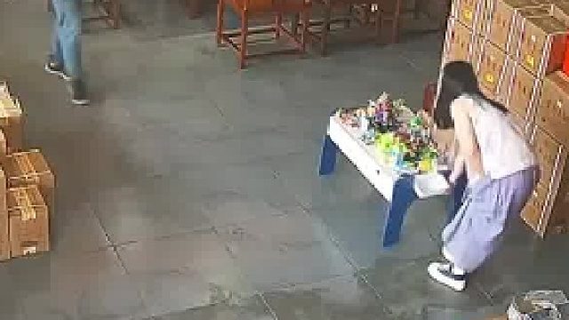 小朋友辛苦拼了3天的兵工厂，被爸妈抬桌子时弄散架，妈妈还有半个小时放学这可咋整