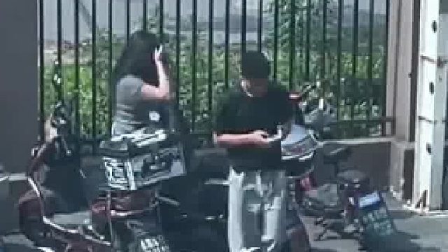 女子为得到男朋友原谅狂扇自己巴掌,不料男子却在一旁拿出手机拍摄把自己当成吃瓜群众,目击者：无语的是