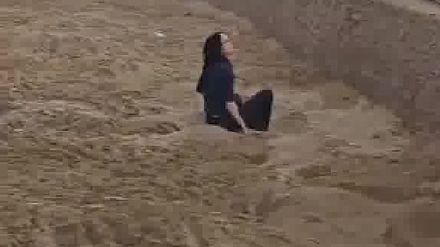 女子毕业花98元挖沙探宝，“听说里面放了十万块的东西，从进来到现在也没发现有人挖到”