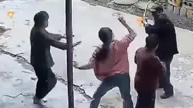 监控拍下家庭冲突：老人拿棍打儿媳孙女 孙女直接泼水反击 原因太荒谬