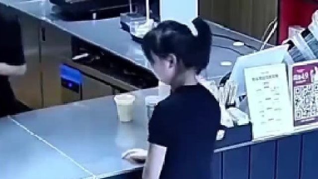 男子常发腹肌照在社交平台被一女子找上门……