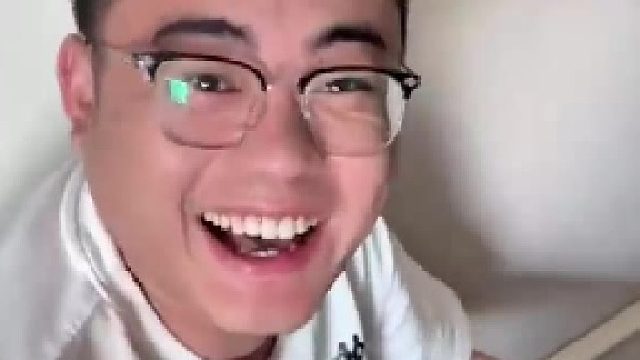 夫妻俩打扫家里卫生时挪开沙发，竟然找到一年前弄丢的手机