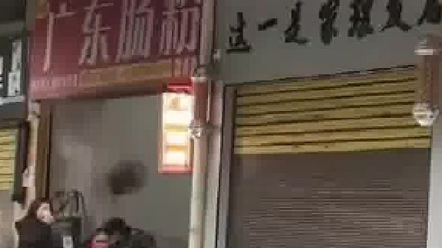 女子在路边看见一家理发店，脑子自动会把错乱字给排序了