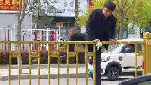 男子和母亲赌父亲如何过来，母亲说父亲肯定要蹦过来