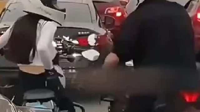 美女骑机车被要联系方式 手机拿出来瞬间 三方都懵了!