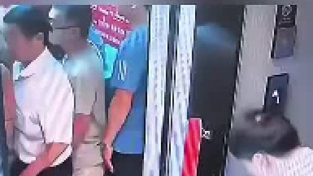 电梯里都满员了，男子还来这操作，就算开了你进得去吗
