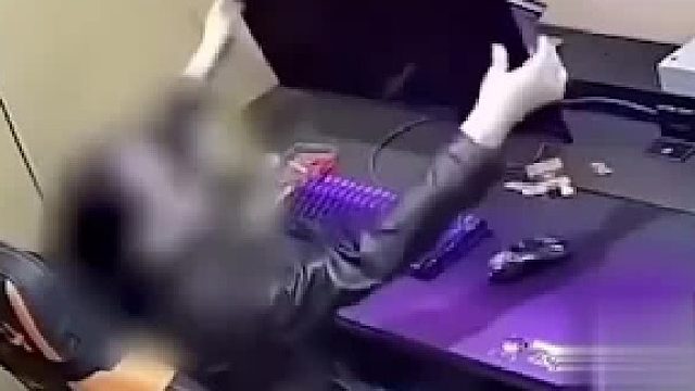 网吧上网调整屏幕时，咔一声屏幕碎了，店主：3000元我们自己承担了，调这种屏幕要一手在上一手在下