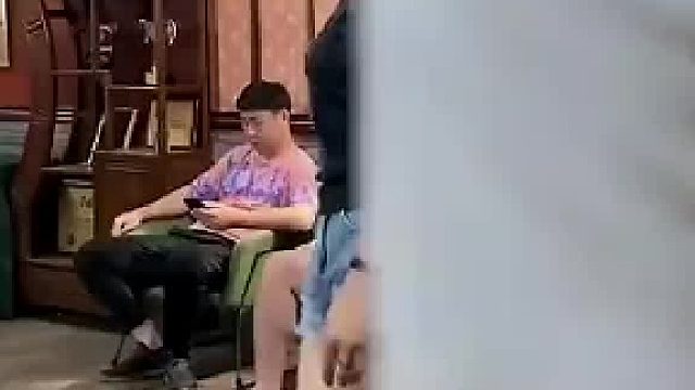 小姨子说自己练摔跤，姐夫本是不信，不料下秒深得体会
