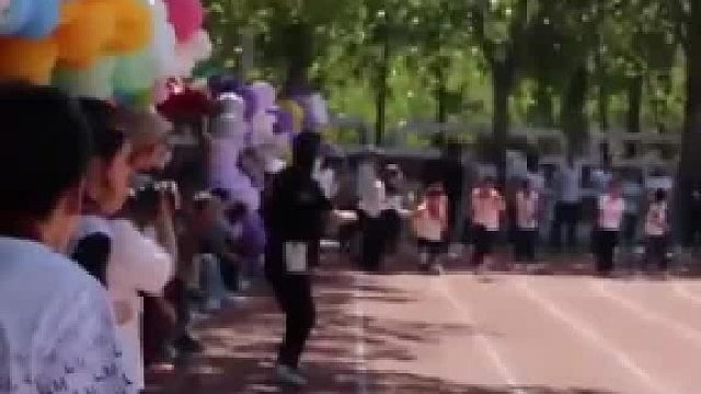 一个小孩比赛，变成宫斗剧