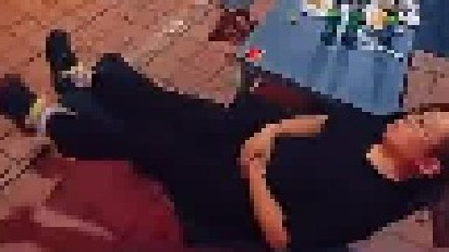 顾客走完后男子本想歇一会再打扫，不料一觉直接睡到了天亮……